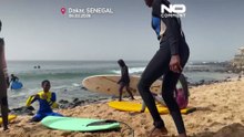 Σχολή σερφ στη Ντακάρ φέρνει τα κορίτσια ξανά στα θρανία