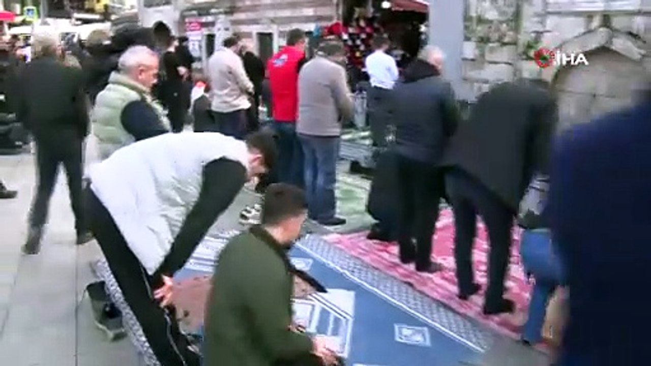 Cemaat sokakta, Belediye mahkemede! Kadıköy’de sokaklara taşan cami cemaati