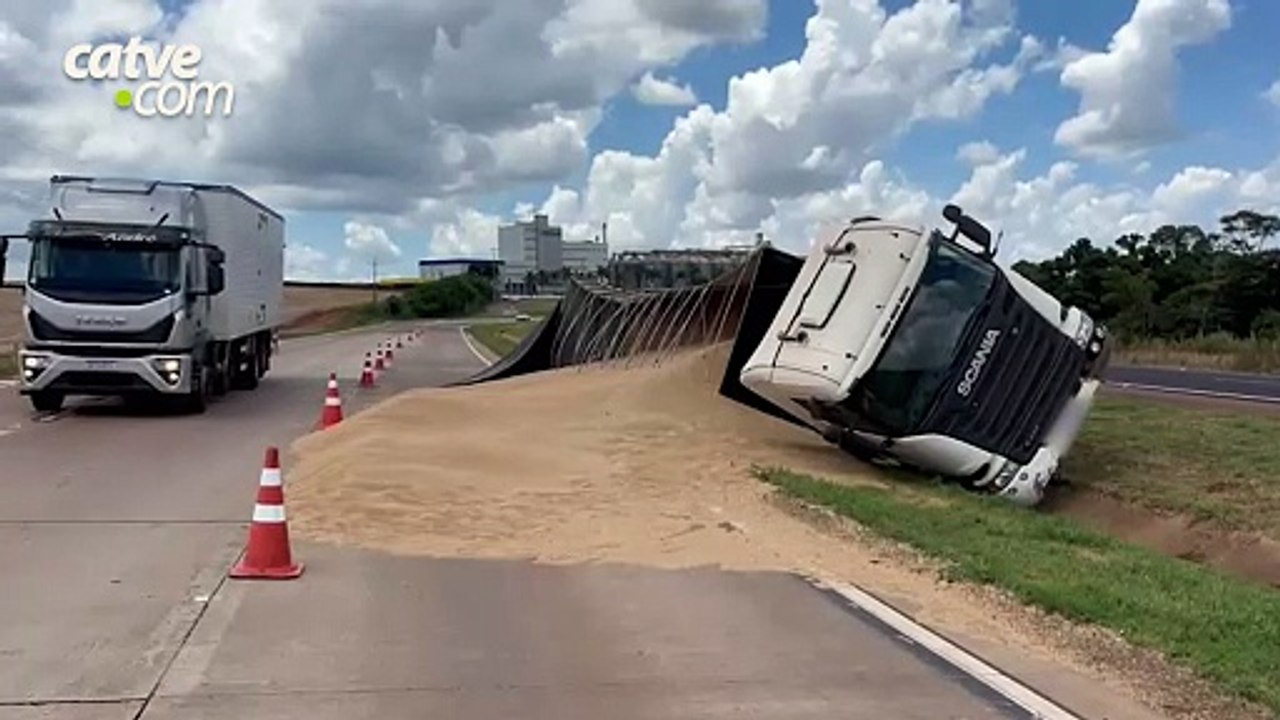 Carreta carregada com trigo tomba na BR-163 em Santa Tereza do Oeste