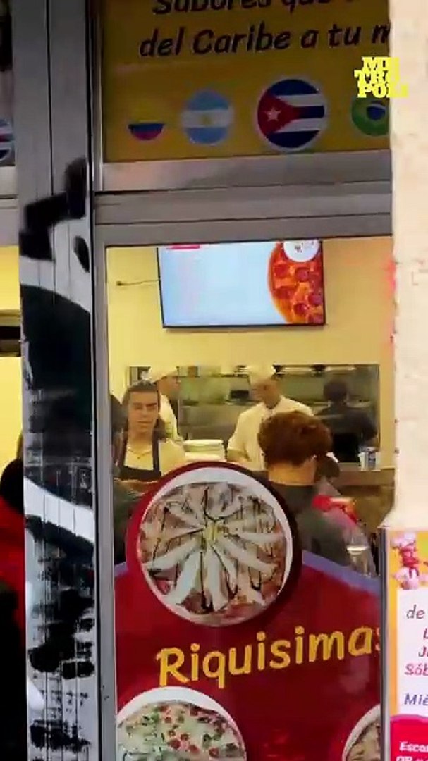 Nos acercamos hasta el popular barrio madrile�o para probar el bocadillo que m�s famosos del distrito. Todos los d�as decenas de personas hacen cola para probar este bocado de pan casero, tomate, lechuga y mucho cerdo asado con una piel fina y crujiente.