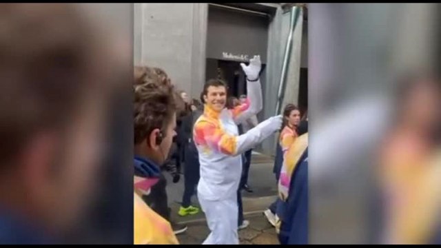 Milano Cortina, bagno di folla per Roberto Bolle tedoforo