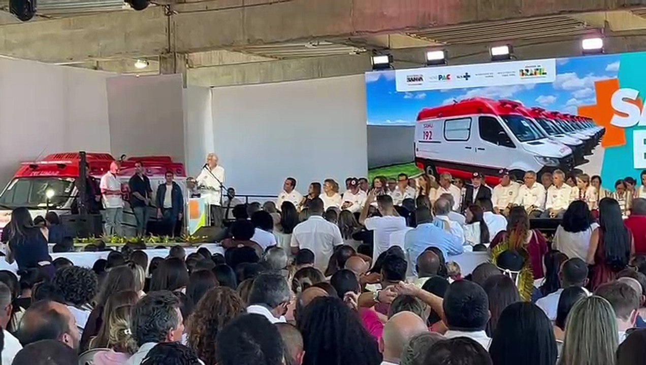 Jaques Wagner destaca trajetória de Lula e reforça papel da democracia em ato em Salvador
