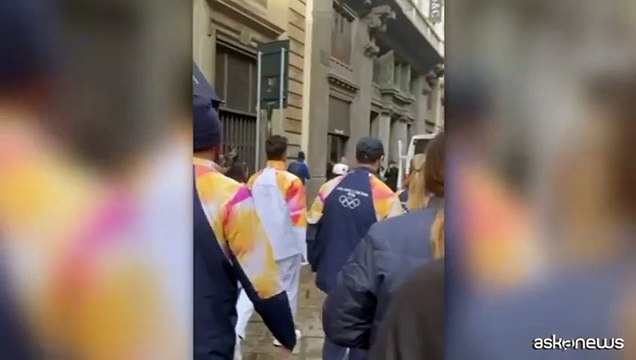 Milano Cortina, bagno di folla per Roberto Bolle tedoforo