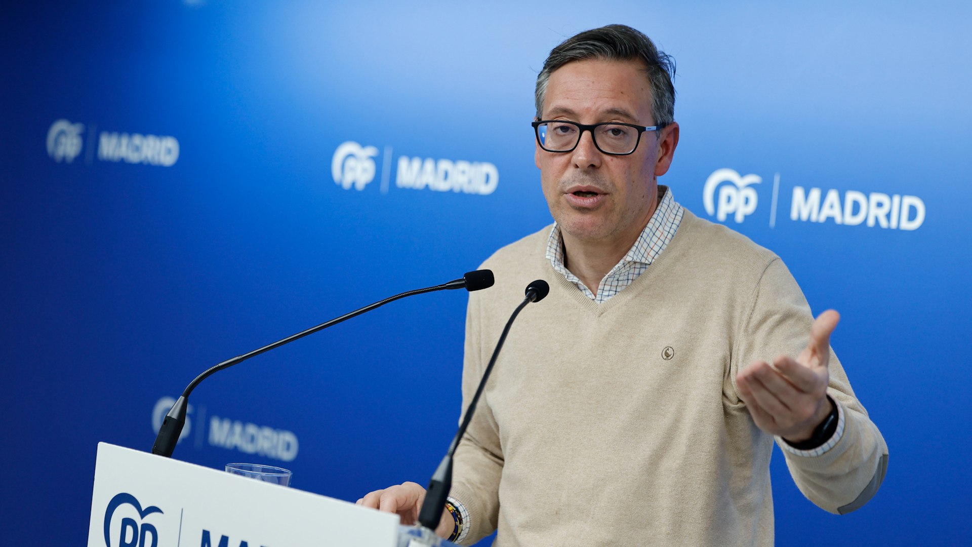 La pol�tica madrile�a vive una jornada de alta tensi�n tras la comparecencia de urgencia del secretario general del Partido Popular de Madrid, Alfonso Serrano. En una rueda de prensa celebrada en la sede nacional de la calle G�nova, el dirigente ha salido al paso de las acusaciones vertidas contra el alcalde de M�stoles, Manuel Bautista, por parte de una antigua edil de la formaci�n. Serrano no ha dudado en enmarcar este presunto caso de acoso en una "vendetta pol�tica" interna, cargando duramente contra la "mala fe" de la exconcejala hacia la presidenta Isabel D�az Ayuso.
Desde la c�pula regional del PP se insiste en que el calendario de estas revelaciones no es casual. Serrano ha vinculado directamente la denuncia con el contexto nacional, afirmando que esta maniobra "pretende tapar el desastre electoral del PSOE" en las elecciones de Arag�n. Seg�n el secretario general, resulta sospechoso que se intente "tapar el desastre electoral del Partido Socialista con una candidata que s� es encubridora de un presunto acosador como es Paco Salazar", en clara alusi�n a Pilar Alegr�a.
Para el PP madrile�o, la falta de denuncias previas durante el �ltimo a�o es una prueba de la inconsistencia del caso. Serrano subray� que ha habido tiempo suficiente para "denunciar judicialmente el presunto acoso", pero sostiene que "no se hizo porque no existi�". Bajo su punto de vista, el escenario actual es una construcci�n medi�tica a escasas horas de los comicios para "darle presunci�n de veracidad a horas de unas elecciones auton�micas".
Uno de los puntos clave de la defensa popular radica en la naturaleza de las quejas originales de la exedil. El PP mantiene su "respaldo" al alcalde de M�stoles y argumenta que "todo parec�a una disputa laboral". Serrano ha sido tajante al asegurar que "esto no es un caso de acoso porque nunca ha existido acoso".
Seg�n el relato de Serrano, la concejala siempre enfoc� sus discrepancias en el plano profesional: "Ella siempre aleg� conflicto laboral, al margen de las discrepancias que tuvieran en el plano personal y pol�tico". De hecho, el dirigente popular ha lanzado un reto a los implicados para que publiquen las grabaciones �ntegras de las reuniones, alegando que la exconcejala realiz� capturas de audio para "trocearlas" y "manipularlas", y as� "construir pruebas". Serrano fue m�s all� al afirmar que, en sus contactos iniciales con el partido, "Ella neg� que hubiera acoso".
Ante la amenaza de querellas por parte del abogado de la exconcejala &mdash;quien acusa a la Comunidad de Madrid de filtrar correos electr�nicos&mdash;, el PP de Madrid ha anunciado que se reserva el derecho a emprender acciones legales contra quienes acusen al partido de haber "tapado" u ocultado cualquier delito.
Serrano concluy� defendiendo la actuaci�n de su formaci�n frente a lo que considera una campa�a de desprestigio: "El PP es un partido comprometido con la lucha contra la violencia. Nos han querido utilizar. No hay pruebas que sostengan esta campa�a". Con el caso ya en manos del comit� de derechos y garant�as de la direcci�n nacional, el partido intenta blindar la gesti�n municipal en M�stoles y proteger la imagen de la presidencia regional ante lo que definen como una "mala fe" manifiesta para involucrar a instancias superiores.