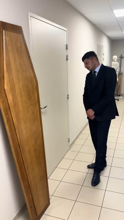 Derrière ces portes