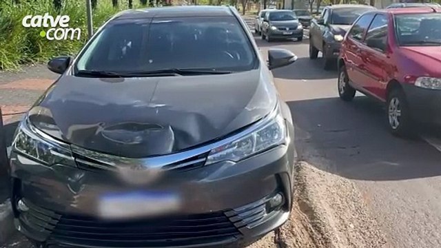 Batida entre Gol e Corolla é registrada na Avenida Tancredo Neves