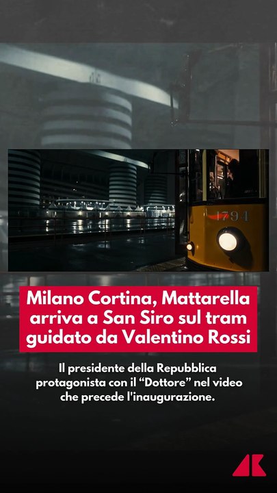 Il presidente della Repubblica Sergio Mattarella sul tram verso San Siro per la cerimonia d'apertura delle Olimpiadi di Milano Cortina 2026. A condurre il mezzo, Valentino Rossi: è il segmento video che accompagna l'arrivo delle autorità per la cerimonia
