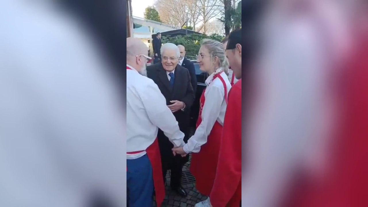 L'abbraccio di Mattarella ai ragazzi di PizzAut