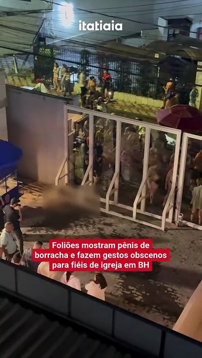 Vídeo: foliões mostram pênis de borracha e fazem gestos obscenos para fiéis de igreja em BH
