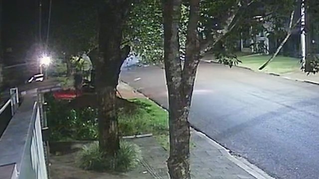 Motocicleta é furtada de residência no Centro; imagens de câmeras mostram ação dos suspeitos