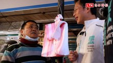 黃國昌市場拜年  豬肉攤拿蘇巧慧假牙補助5萬政見問「你補助多少」