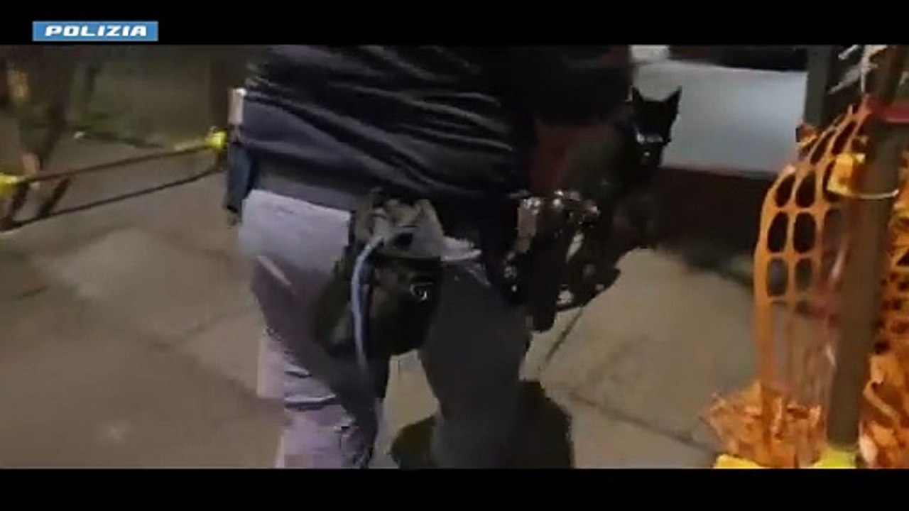 Il video del ritrovamento da parte della polizia di quattro chili di cocaina nascosti all'interno di un'auto a Catania