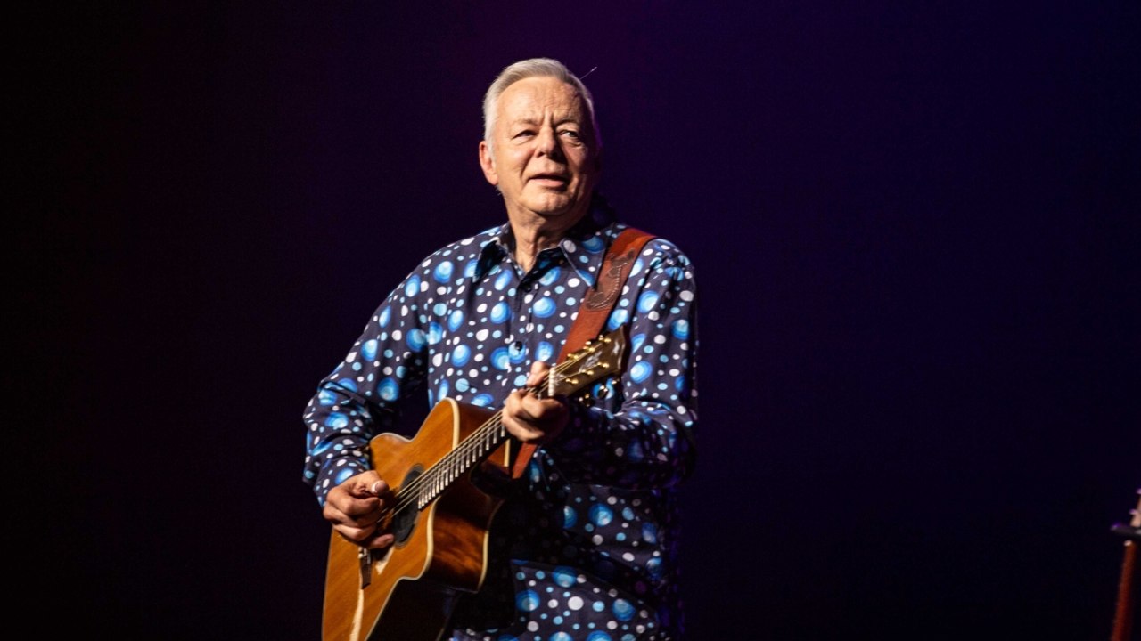 Tommy Emmanuel, il live del chitarrista australiano (e leggenda del fingerstyle) all'Auditorium: «Le mie storie in musica»
