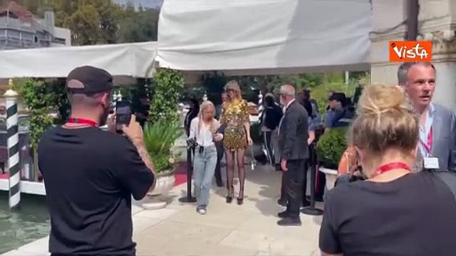 Venezia 82, Suki Waterhouse al Lido per la Mostra ricoperta di paillettes d'oro