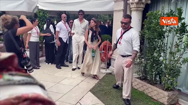 Venezia 82, Jacob Elordi lancia baci alla fan appostate in attesa del suo arrivo al Lido