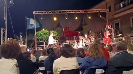 Crolla la struttura del palco durante il concerto di Raphael Gualazzi ad Agnone Cilento: attimi di paura tra il pubblico