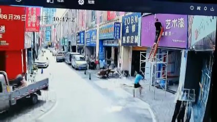 VIDEO: ¡Por distraerse! Dejó caer a su compañero de un andamio en China