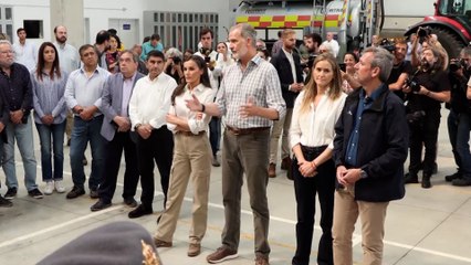 Los reyes reconocen y elogian la labor de los equipos de extinción de los incendios en Galicia