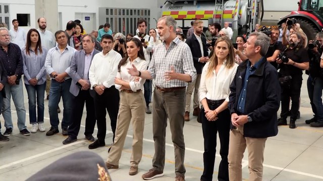 Los reyes reconocen y elogian la labor de los equipos de extinción de los incendios en Galicia