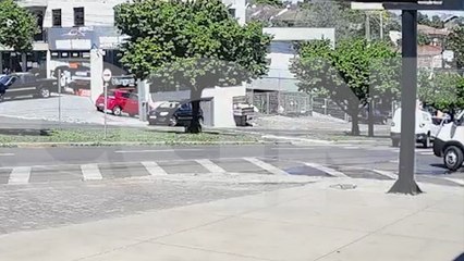 Impressionante: Veja momento em que Fox capota na Avenida Rocha Pombo