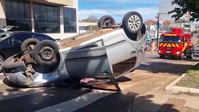 Capotamento mobiliza Corpo de Bombeiros na Avenida Rocha Pombo