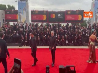 Venezia 82, Giuseppe Fiorello sfila sul red carpet con il figlio Nicola