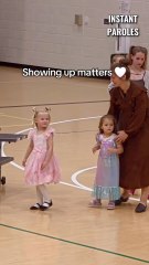 Cette petite fille retrouve la joie en voyant sa mère dans le public