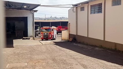 Incêndio em empresa de ferro mobiliza Corpo de Bombeiros no Núcleo Industrial Cataratas