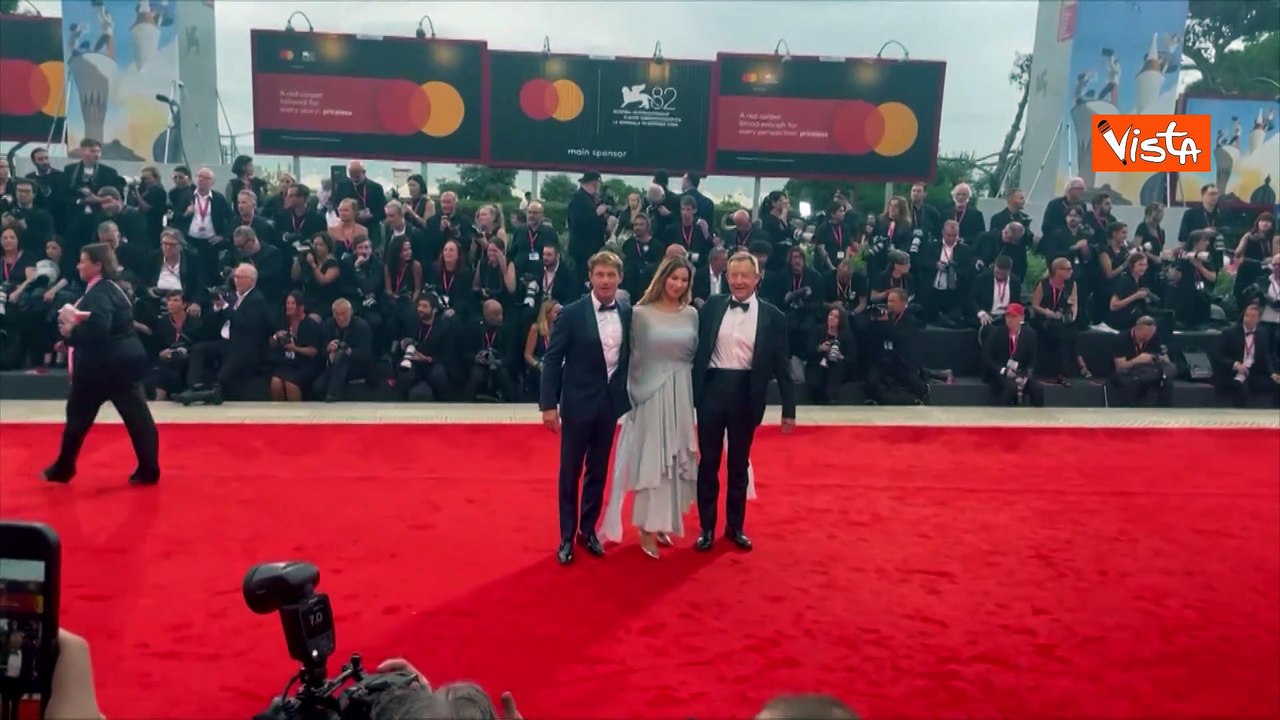 Venezia 82, Giorgio Pasotti sfila sul red carpet della Mostra del Cinema in smoking blu e papillon