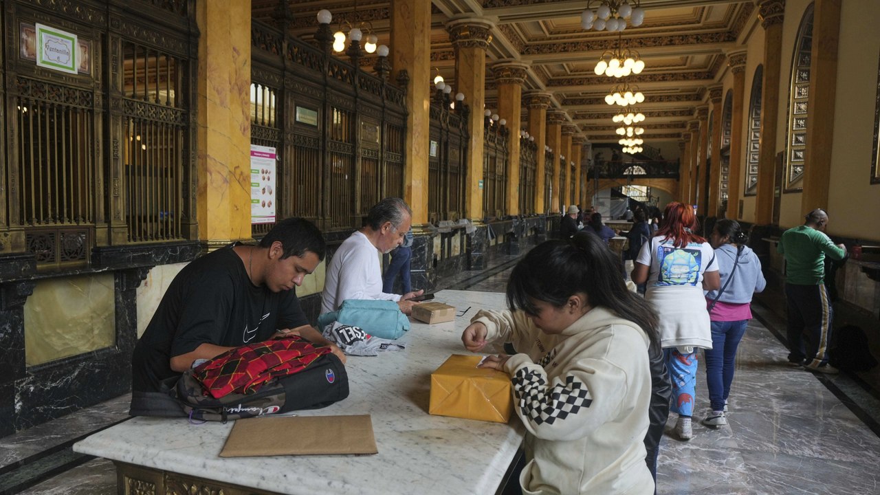 México suspende envíos a Estados Unidos por medidas de Trump