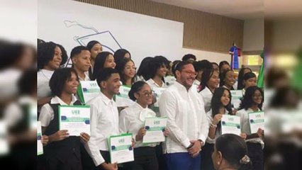 Otorgan 50 becas universitarias a estudiantes de bajos ingresos