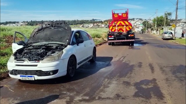 Citroën C4 pega fogo em Cascavel e mobiliza Corpo de Bombeiros