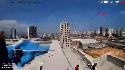 Korku dolu anlar! İnşaatta 8’inci katta mahsur kalan işçiler böyle kurtarıldı