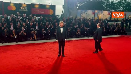 Venezia 82, Jesse Plemons in smoking nero con camicia bianca e papillon
