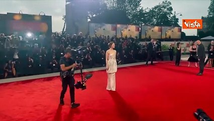 Venezia 82, Emma Stone brilla sul red carpet della Mostra del Cinema in un abito a palloncino