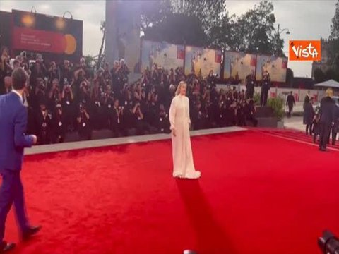 Venezia 82, Alicia Silverstone in abito bianco modello chemisier sul red carpet