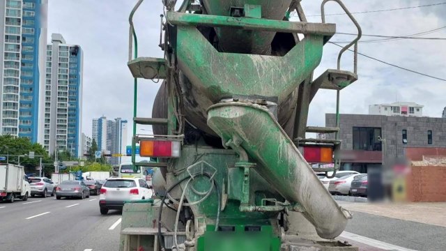 횡단보도 건너던 70대, 레미콘 차량에 치여 숨져 / YTN