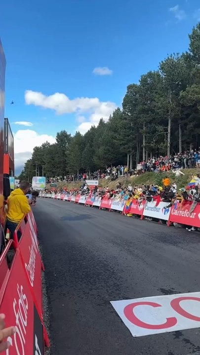 🚴‍♂️ Quelle étape de folie en Andorre !Jay Vine s’offre un triomphe en solitaire sur les pentes de Pal 🔥. Derrière, Torstein Træen termine 2ᵉ et prend le maillot rouge de leader général 🏆, reléguant Vingegaard à plus de 2 minutes.
