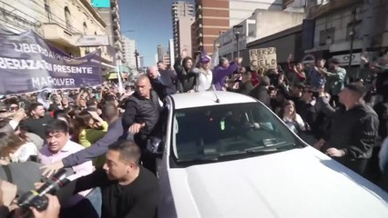 아르헨티나 대통령, 총선 유세 돕다가 돌 맞을 뻔해 / YTN