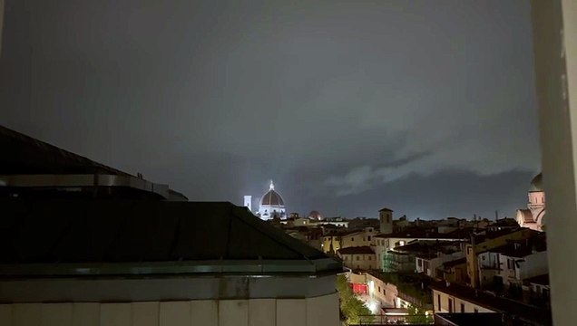 Temporale su Firenze, forte vento e fulmini