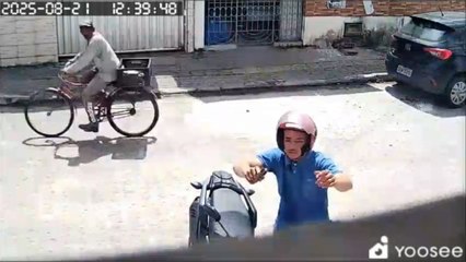 Câmera de segurança flagra assalto em bairro da capital