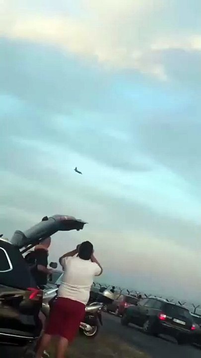 🇵🇱💥Un avion de chasse F-16 s'est écrasé en Pologne aujourd’hui lors des préparatifs d’un show aérien à Radom.  Le pilote est mort, annonce le ministre de la Défense qui se rend sur les lieux du crash.