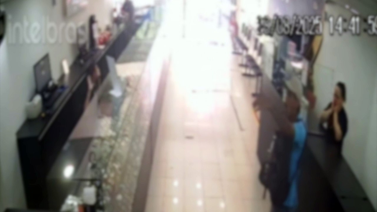 Veja momento em que bandidos armados com metralhadora assaltam loja de relógios