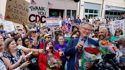 Con aplausos despiden a funcionarios que dimiten del CDC