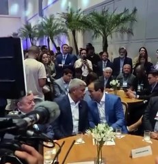 VÍDEO: Jerônimo e Bruno Reis conversam ao ‘pé do ouvido’ durante evento em Salvador