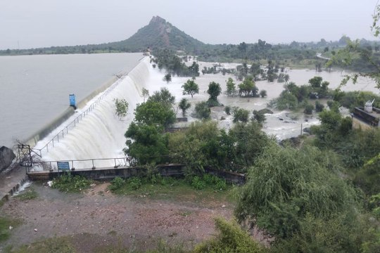 swm news: जिले के 15 बांध छलके, रबी की फसलों में भरपूर होगी बांधों के पानी से सिंचाई