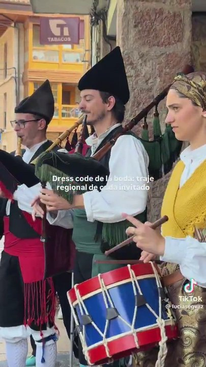 El dress code nunca visto en una boda: cada inv...