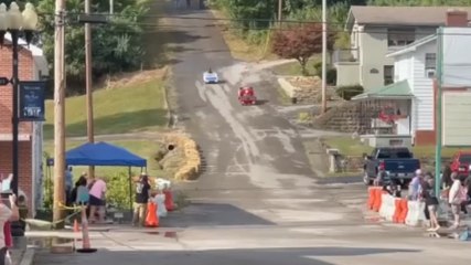 Gara di velocità tra pompieri e polizia, ma le auto sono in miniatura!