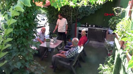 Ödüllü berberden sıra bekleyen müşterilere sürpriz: Dükkan yanına hobi bahçesi kurdu
