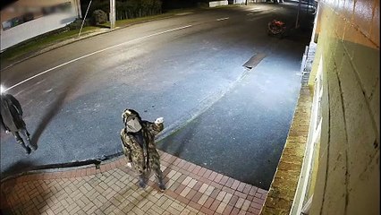 Fugitivo da Nova Zelândia e um dos filhos terão sido vistos em assalto